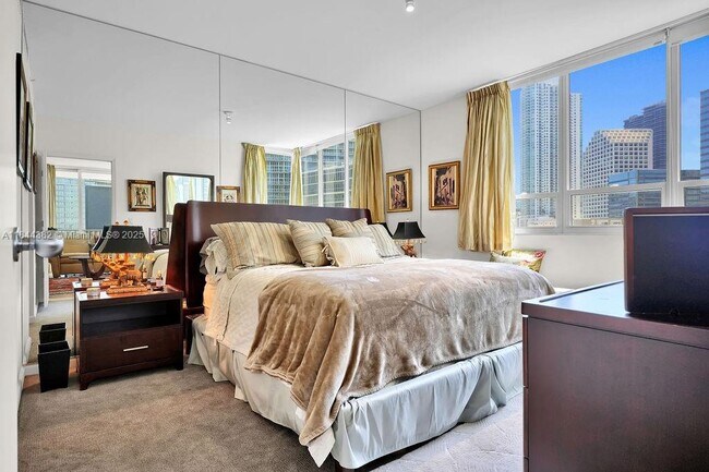 Building Photo - 801 Brickell Key Blvd
