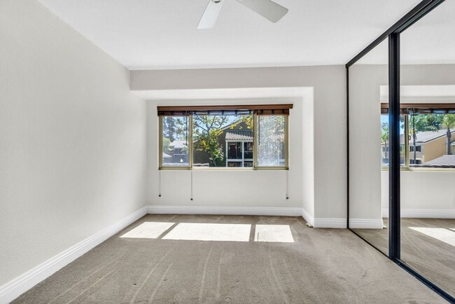 Building Photo - Great Two Bedroom Corner Unit in Villa Tos...
