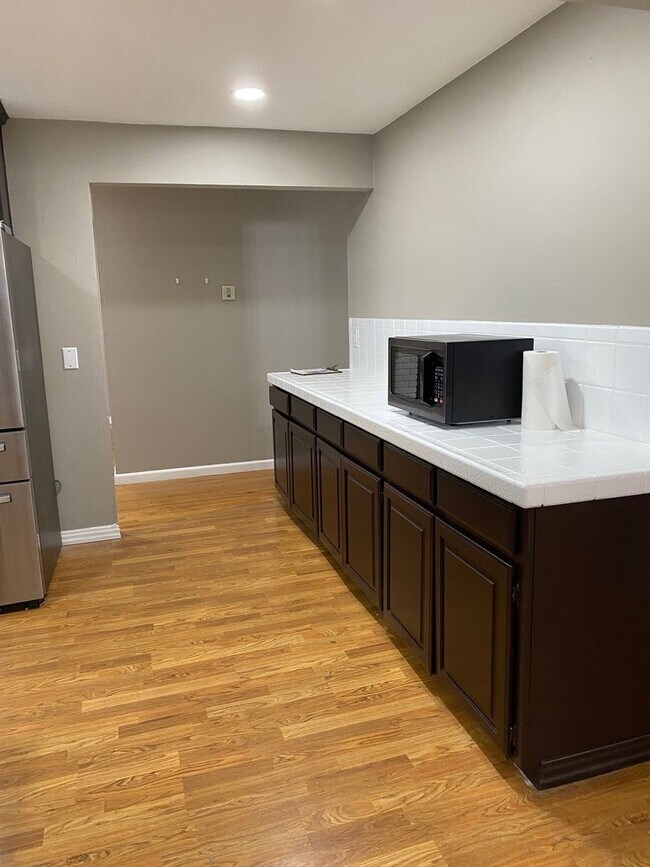 Building Photo - Spacious house with Skylights, Hardwood floors, Family room and Gardener