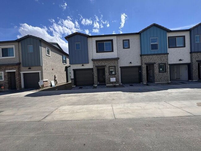 Building Photo - Stunning New 3Beds/2.5Bath Townhome in Pho...