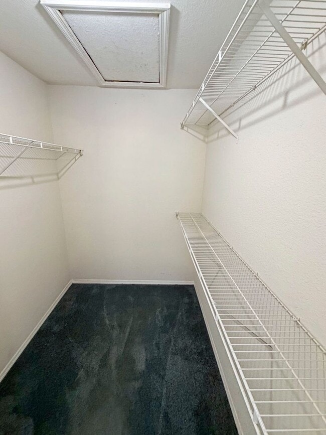 Building Photo - Great 2 Bedroom, 2 Bathroom Second Floor Unit Located inside a Gated Community with a One Car Gar...