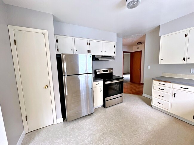 Building Photo - 3385 SE 10th Ave