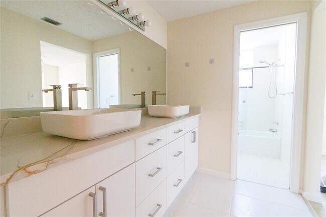 Building Photo - 8197 Royal Palm Ct