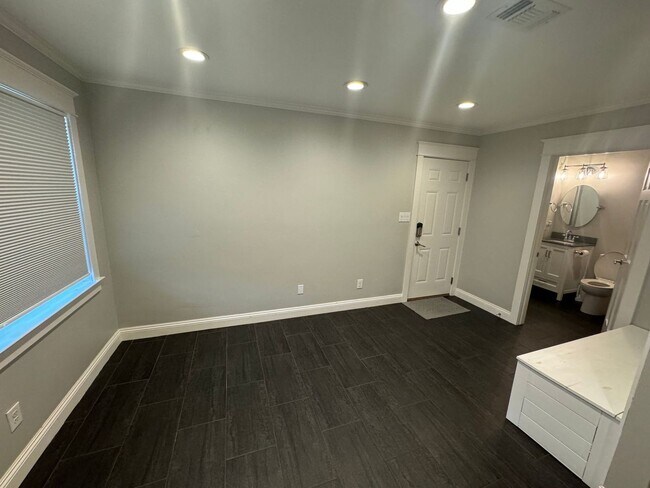 Building Photo - Gulf Breeze Proper - 5 bedroom, 3.5 bathro...