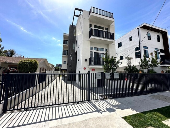 Building Photo - Beautiful Modern Luxury 4 Story Townhome - 4 bed - 3.5 bath with Rooftop Deck in Silver Lake