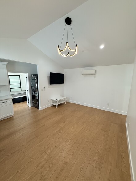 Building Photo - 111 E 60th St