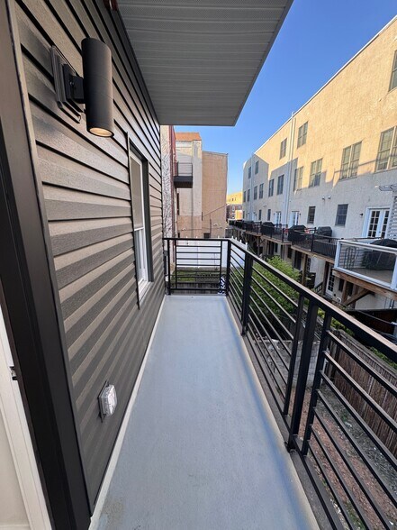 Building Photo - 647 N 16th St