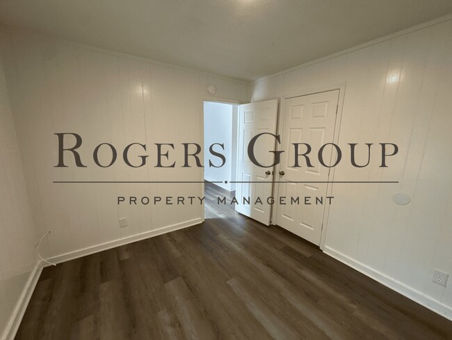 Building Photo - #450 - 421-423 Ridley St Duplex