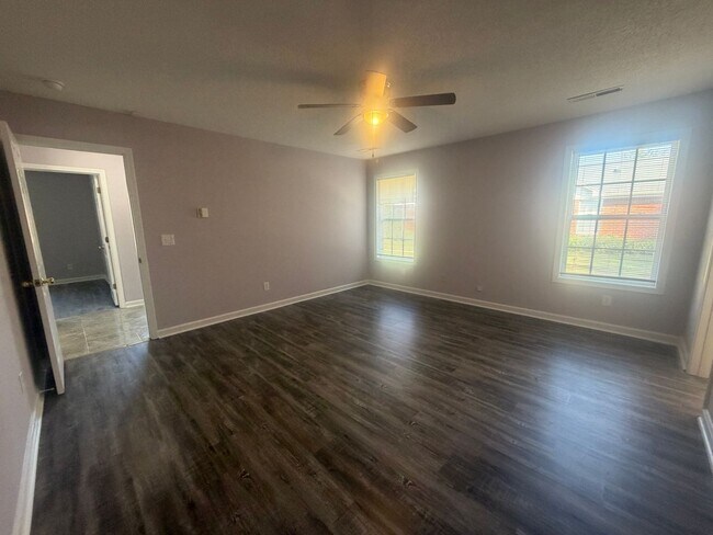 Building Photo - 3560 Oleander Dr