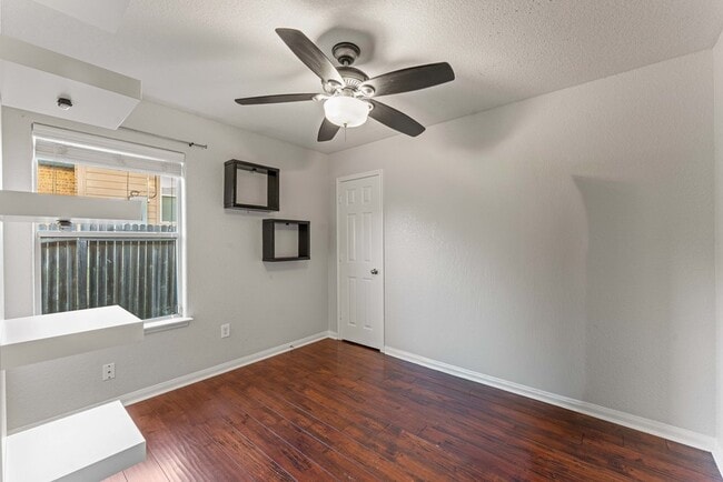 Building Photo - 10926 Acorn Canyon