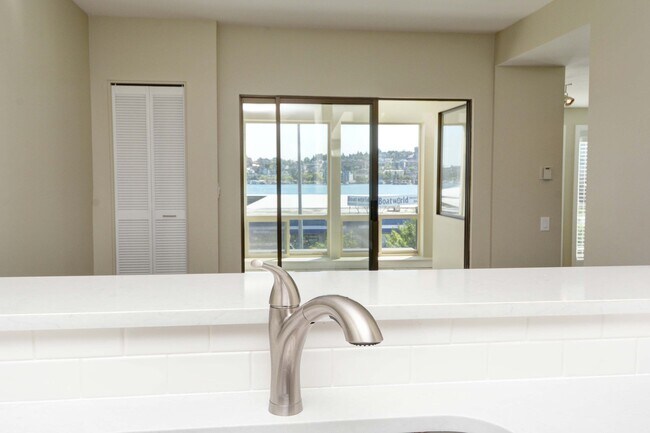 Building Photo - South Lake Union / Queen Anne Condo at The...