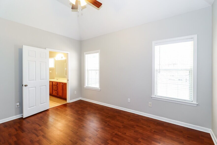 Building Photo - 9992 Misty Elm Dr