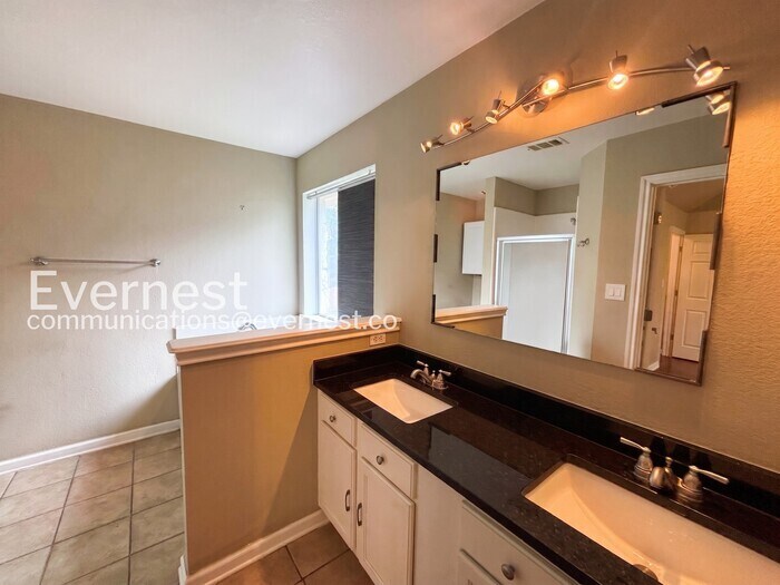 Building Photo - 2315 Chestnut Path