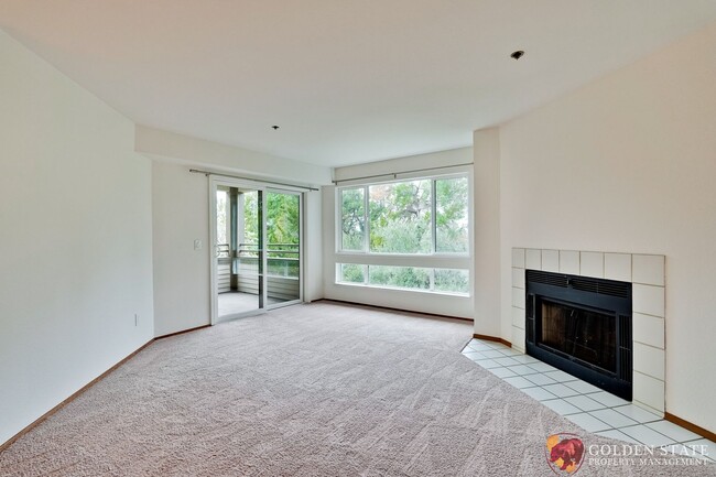 Building Photo - Top Floor Corner Unit - New Carpet - Eleva...