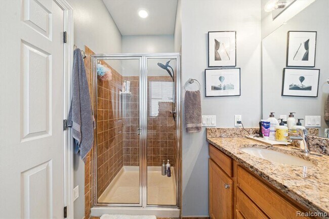 Building Photo - 537 Lewis St