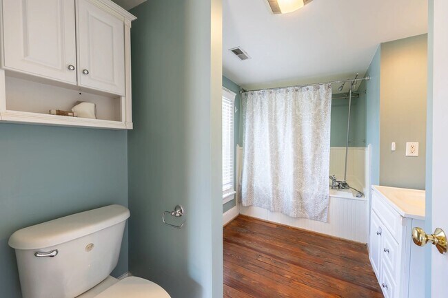 Building Photo - Walk to Main Street Restaurants and Downtown! Charming home, just like grandma's house!