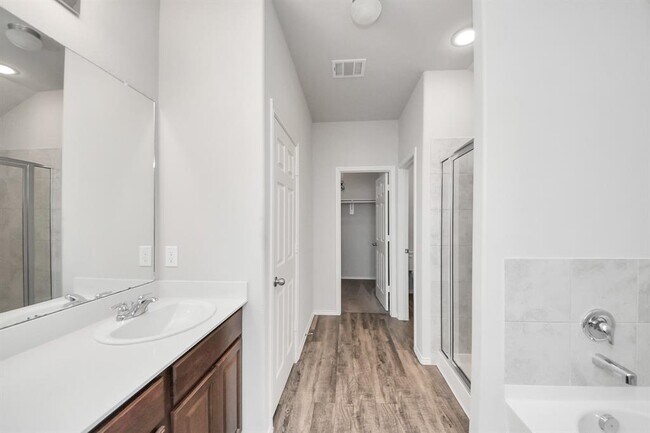 Building Photo - 2214 Welborn Dr