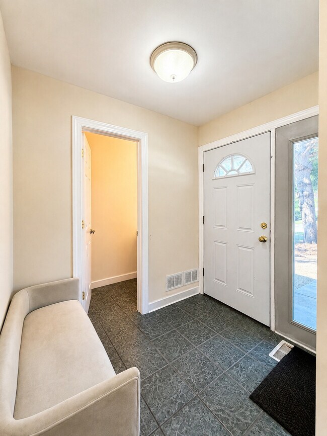 Building Photo - 495 S Crow Trail