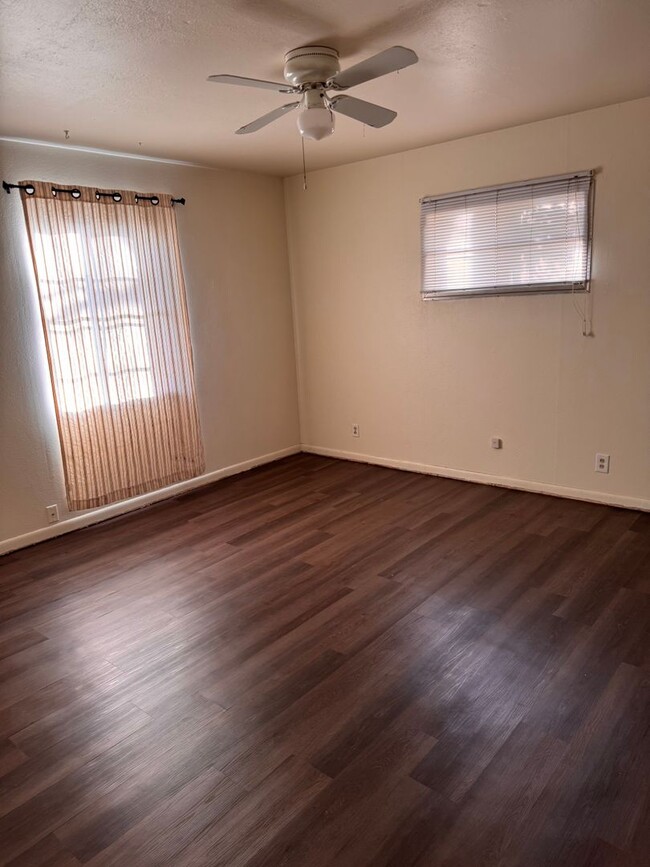 Building Photo - 2 Bedroom 1 Bathroom House North of Hospital