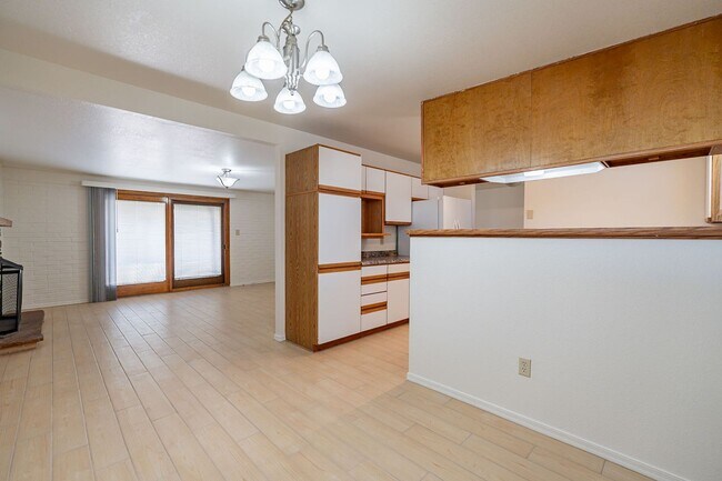 Building Photo - 3 bed/2bath home with large backyard.