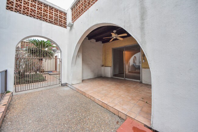 Building Photo - 2744 Briarhurst Dr