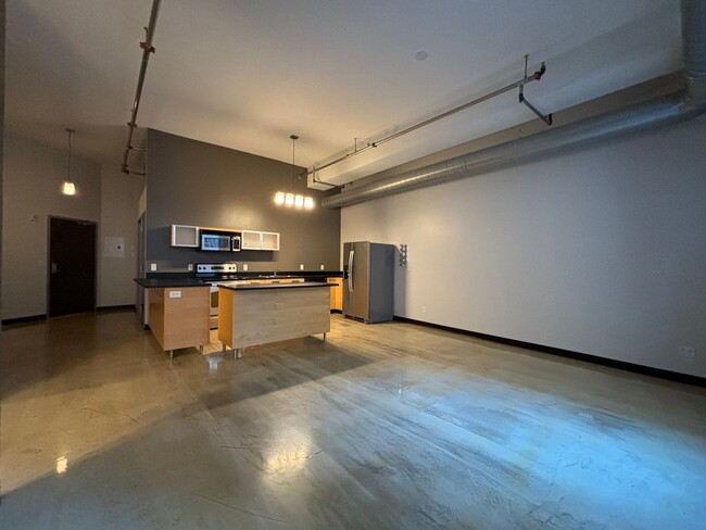 Building Photo - Spectacular Spacious Studio Condo in Downt...