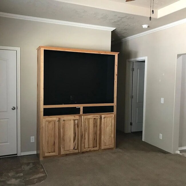 Building Photo - Quiet Home Out of Town