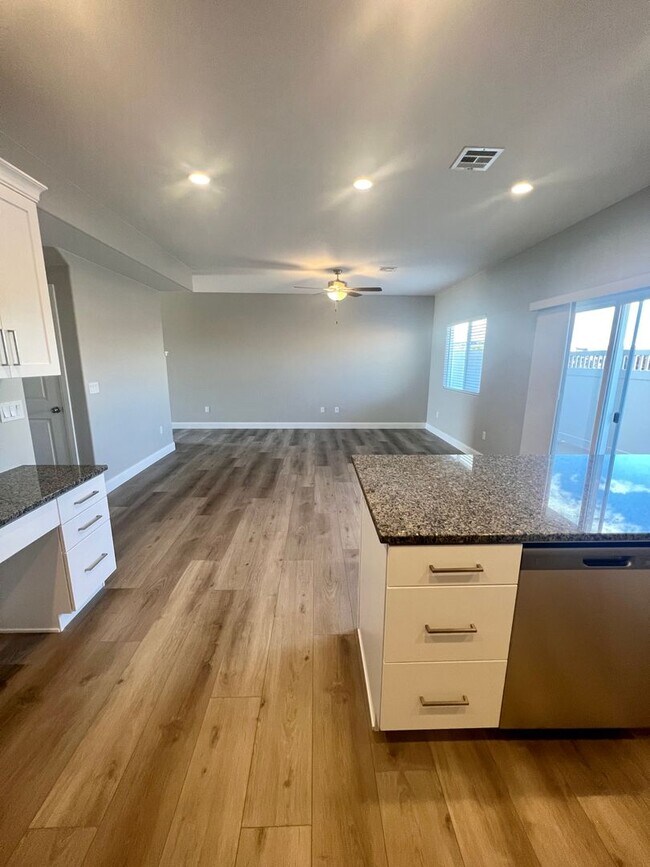 Building Photo - Beautiful newer 3 bedroom, 2.5 bathroom townhome! Amazing views!