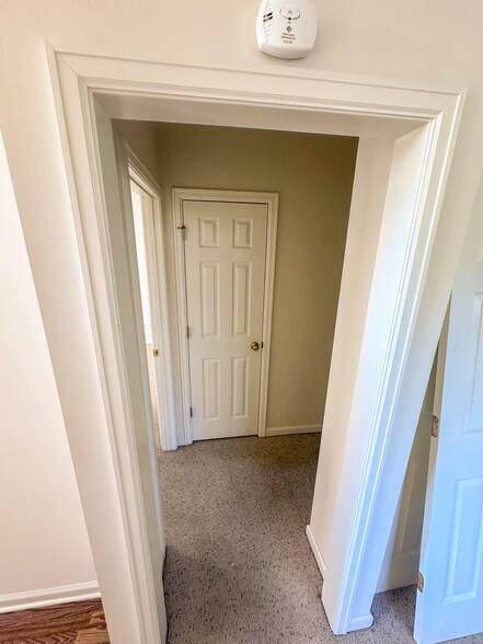 Building Photo - 2112 Parkview Dr S