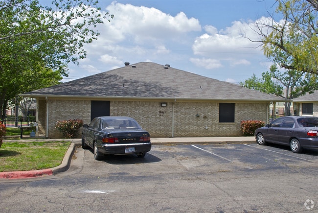 Building Photo - Plateau Ridge