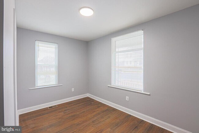 Building Photo - 9 Glenmore Ave