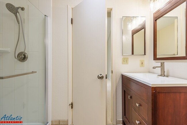 Building Photo - Live Oak Townhouse | Desirable Location