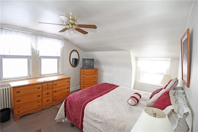 Building Photo - 563 Aquidneck Ave
