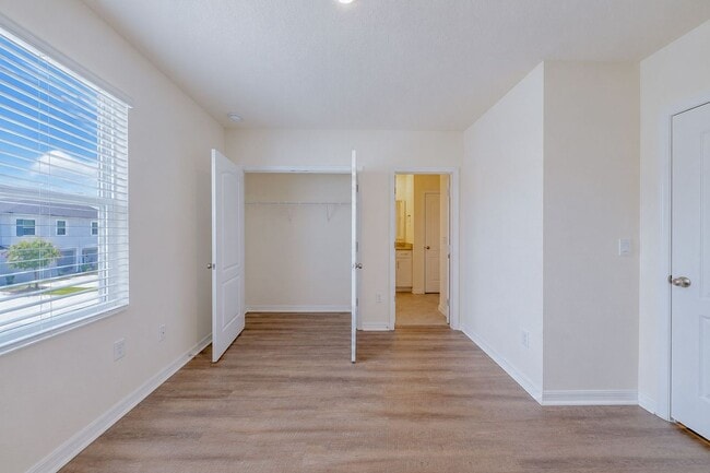 Building Photo - Like-New End-Unit 3 Bedroom Townhome