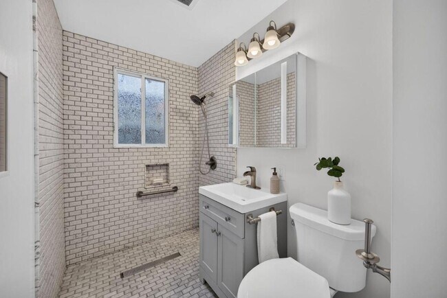 Building Photo - 333 Madrone St