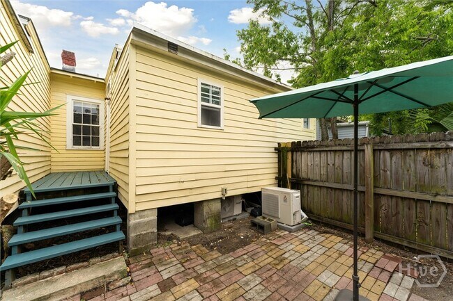 Building Photo - 530 E Gordon Ln