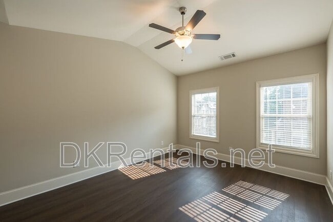 Building Photo - 921 Hickory Leaf Ct SE