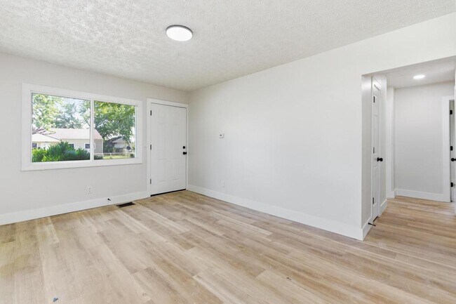 Building Photo - 4351 Redonda Ln