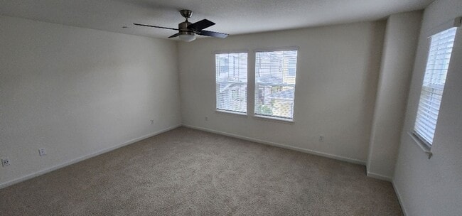 Building Photo - Newer Centrally Located Beauty!