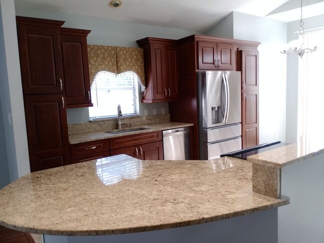 Building Photo - Discover Spacious Living in the Heart of Oviedo!