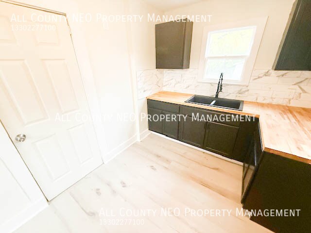 Building Photo - 575 Fernwood Dr