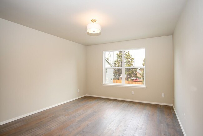 Building Photo - End-Unit Townhome in Desirable Midtown Neighborhood