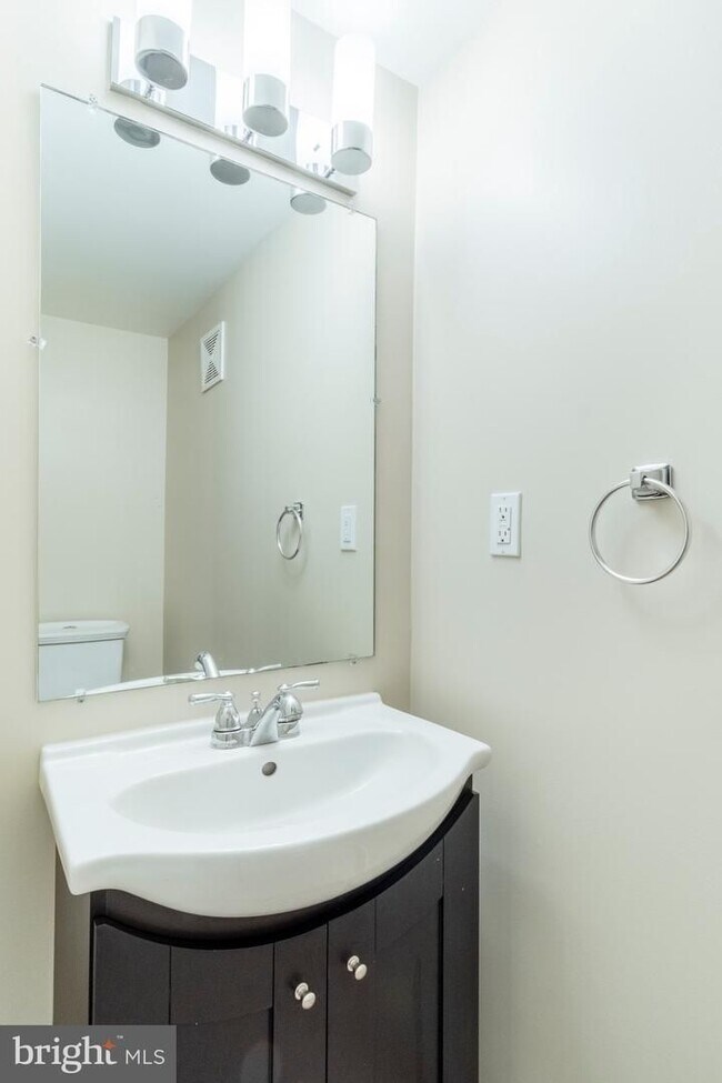 Building Photo - Three Bedroom Graduate Hospital Apartment