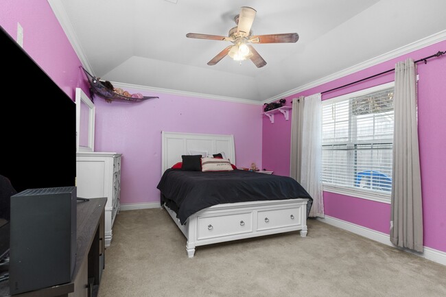 Building Photo - 631 Apache St