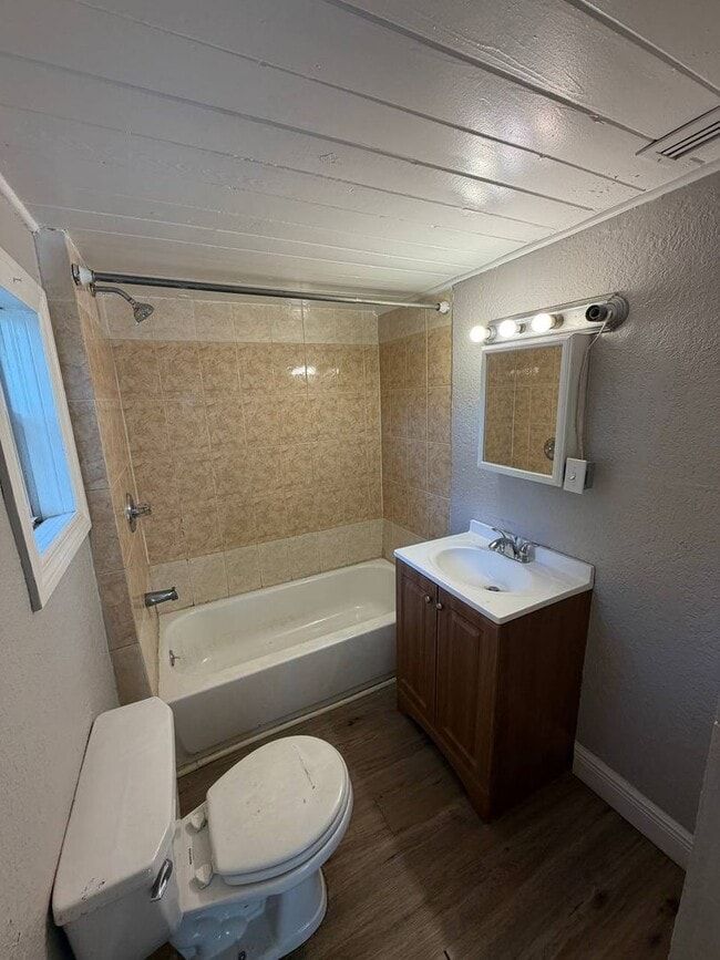 Building Photo - Charming 2 bedroom, 2 bathroom home