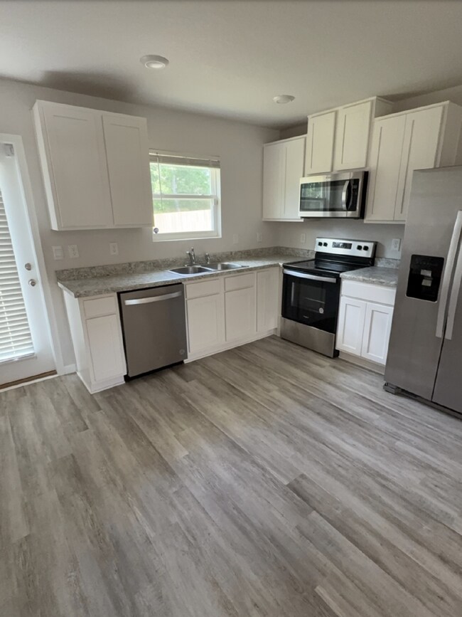 Building Photo - Charming 2-Bed Home in Cantonment - Cozy Retreat!