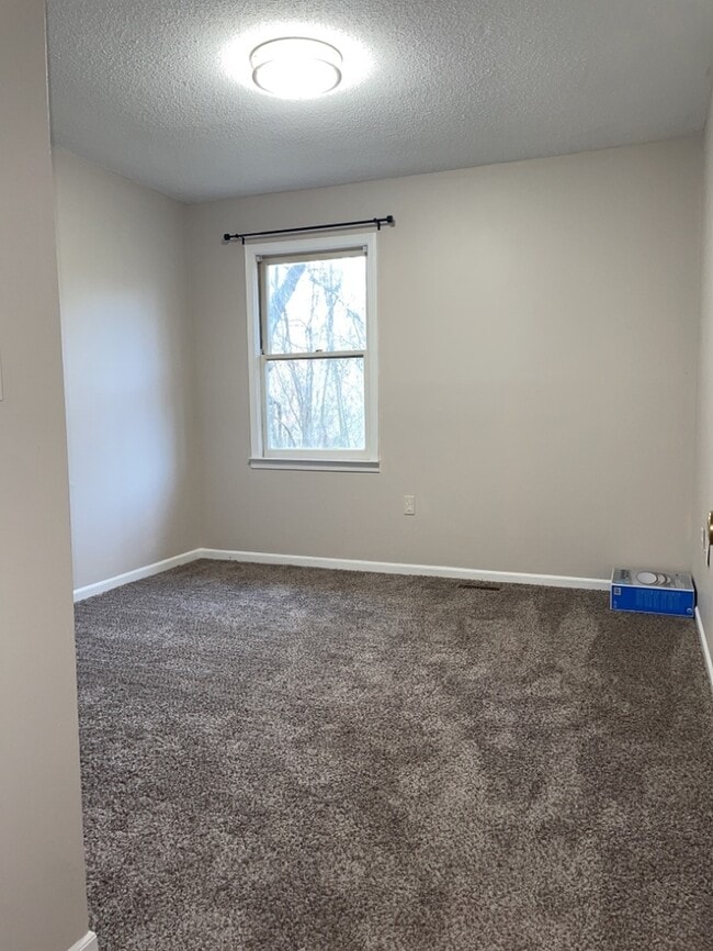 Building Photo - 902 Creekside Dr