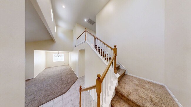 Building Photo - Spacious 4 bedroom 3 bath
