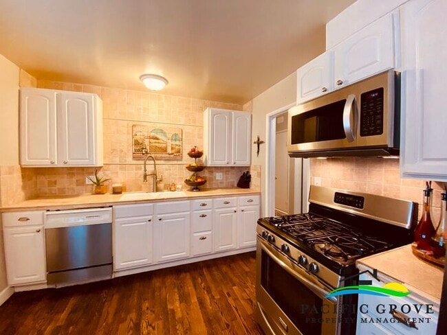 Building Photo - Updated Three Bedroom