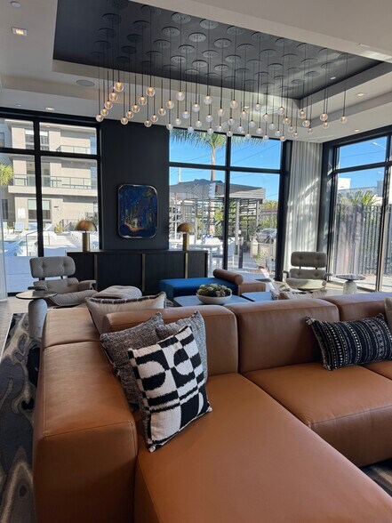 Building Photo - 1640 NE 125th St